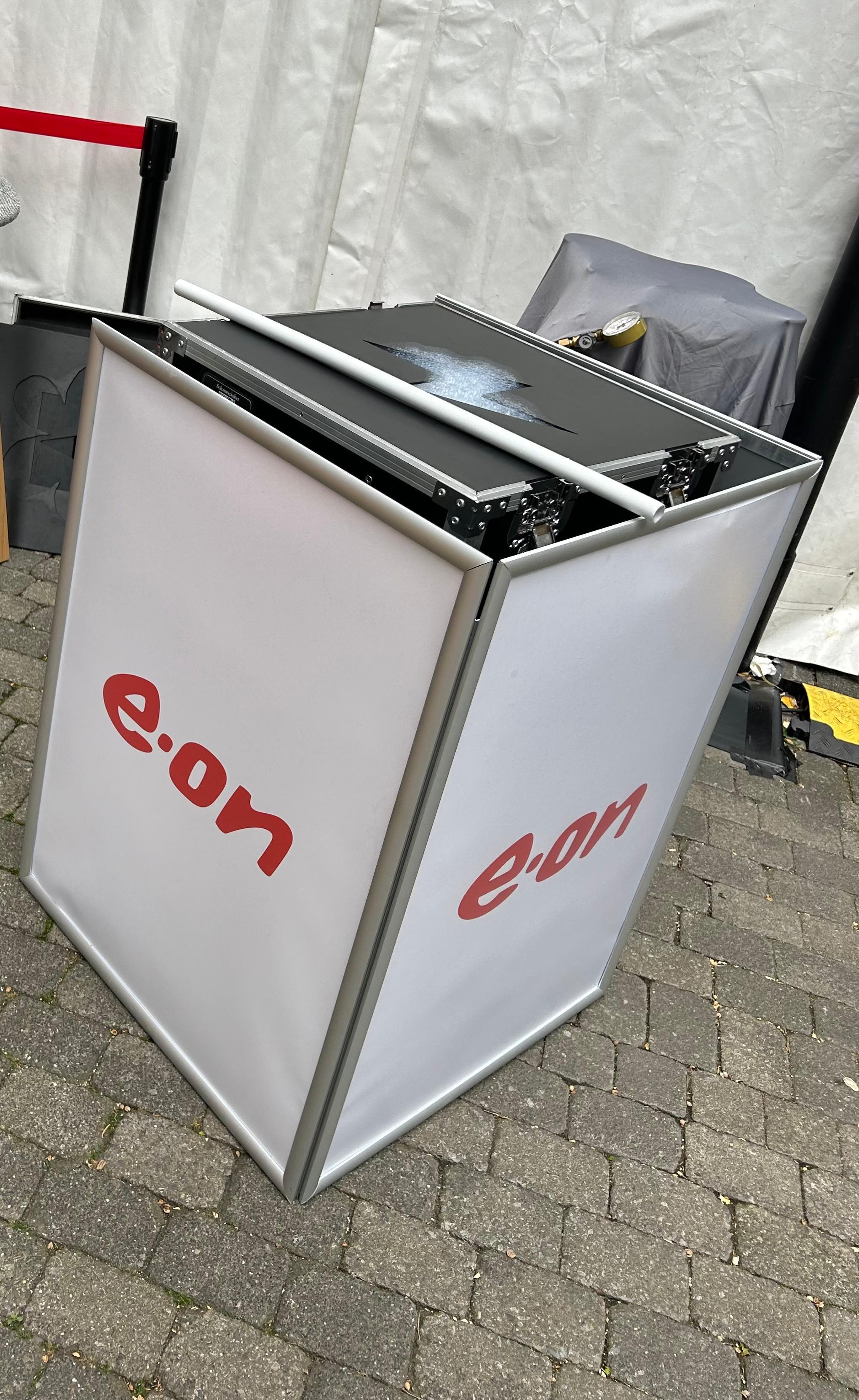 Gebrandete Schaummaschine mit Blitz-Schablone beim E.ON Event auf dem Neheimer Markt